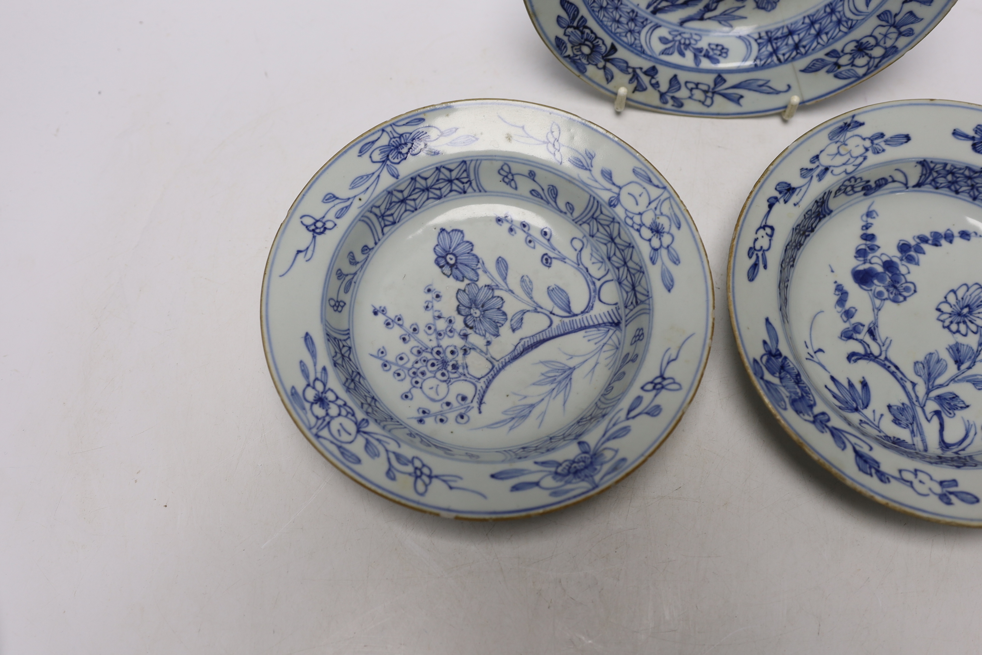 A set of six Chinese blue and white bowls, Kangxi/Yongzheng period, 16cm in diameter